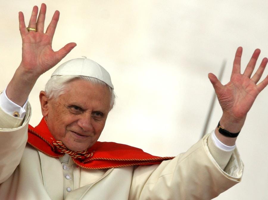 Papa Benedetto XVI  al termine della sua udienza generale in piazza San Pietro in Vaticano il 21 dicembre 2005. (Reuters/Alessia Pierdomenico)