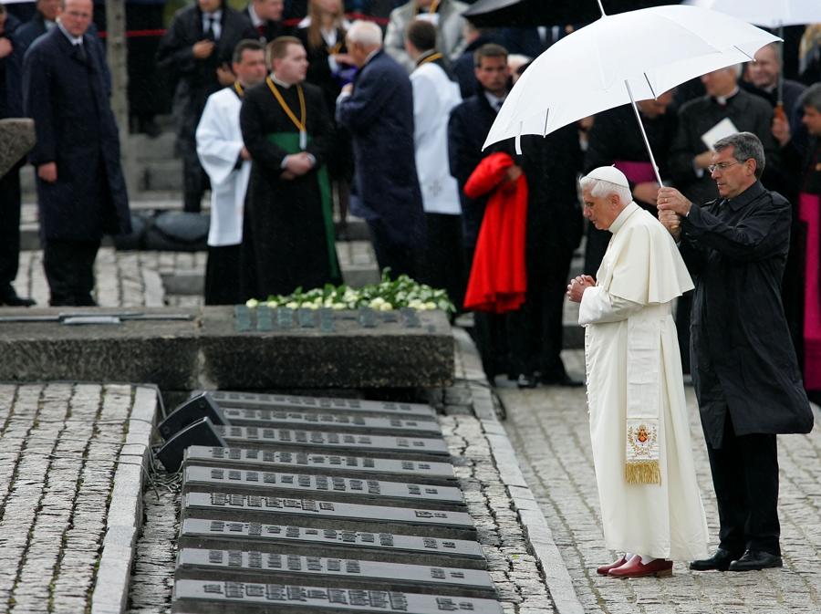 Papa Benedetto XVI prega nell’ex campo di sterminio nazista di Birkenau a Oswiecim, Polonia meridionale, 28 maggio 2006. Papa Benedetto, nato in Germania, capo della chiesa più grande del mondo, ha chiesto  dove fosse Dio quando 1.5 milioni di persone, per lo più ebrei, sono morti a l’ex campo di sterminio nazista di Auschwitz. (Reuters/Max Rossi)