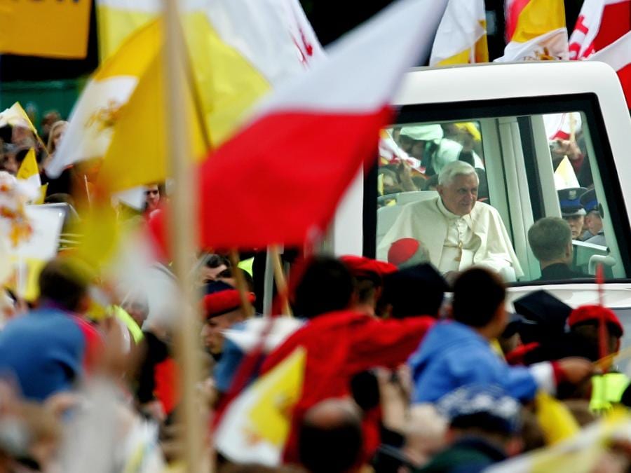 Papa Benedetto XVI arriva a Cracovia il 28 maggio 2006. Una folla enorme ha partecipato alla messa con Papa Benedetto in Polonia mentre si preparava a visitare il campo di sterminio di Auschwitz per pregare come leader dei cattolici romani del mondo e un “figlio della Germania”. (Reuters/Max Rossi)
