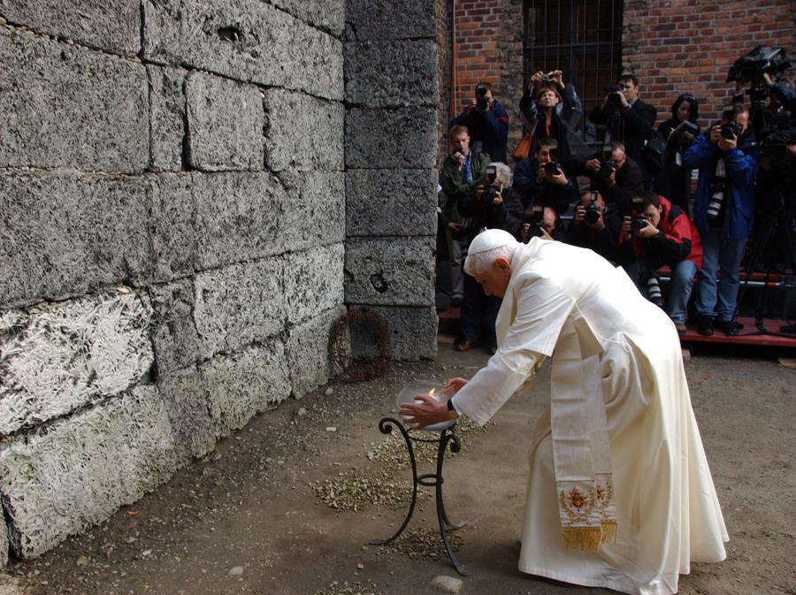 Papa Benedetto XVI rende omaggio al muro della morte mentre visita l’ex campo di sterminio di Auschwitz il 28 maggio 2006. Incontra ex detenuti, visita un muro di esecuzione e le celle dove morirono alcune delle 1,5 milioni di vittime. (Reuters)