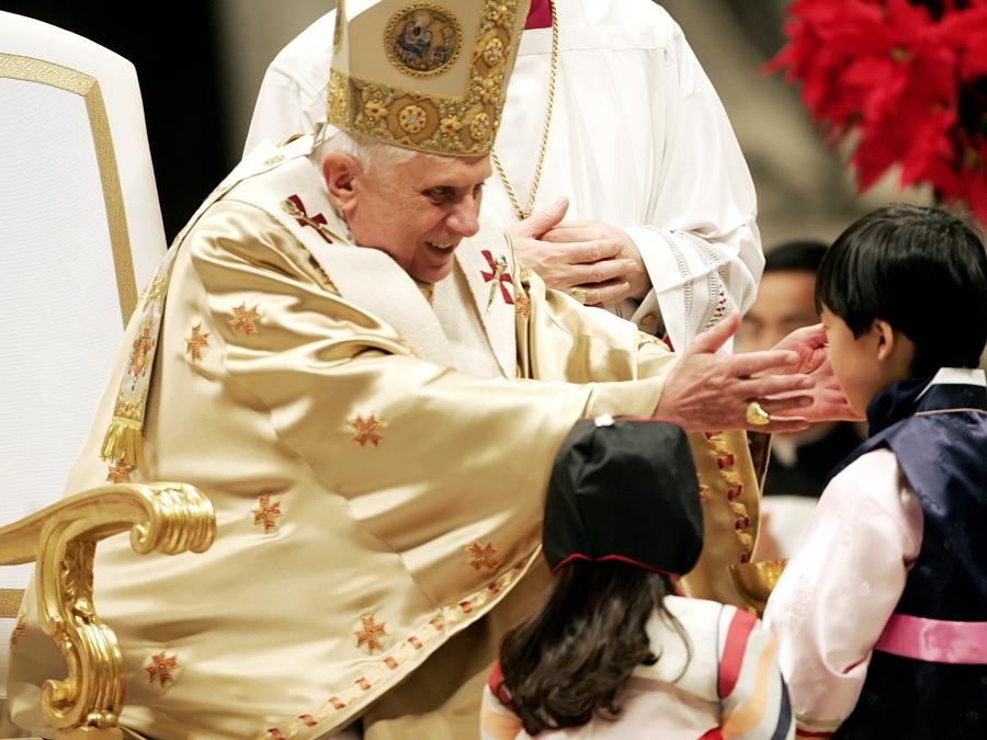 Papa Benedetto XVI saluta i bambini coreani mentre celebra la messa di mezzanotte nella Basilica di San Pietro in Vaticano 25 dicembre 2006. (Reuters/Alessandro Bianchi/Vaticano)