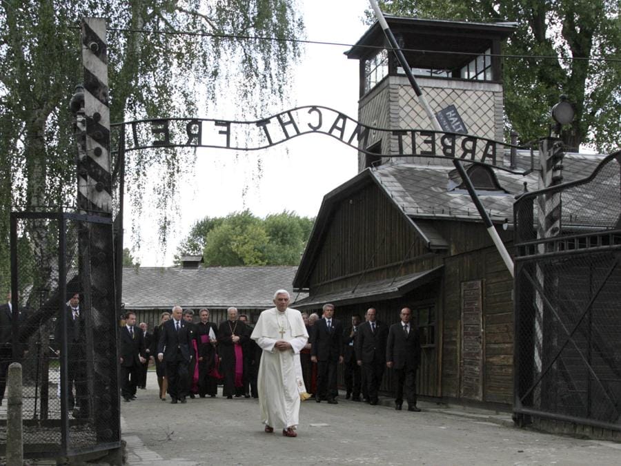 Papa Benedetto XVI attraversa il famigerato cancello di Auschwitz con il cartello “Arbeit Macht Frei” (Il lavoro rende liberi) durante la sua visita all’ex campo di sterminio nazista  del 28 maggio 2006. (Reuters/Pawel Kopczynski/Files)