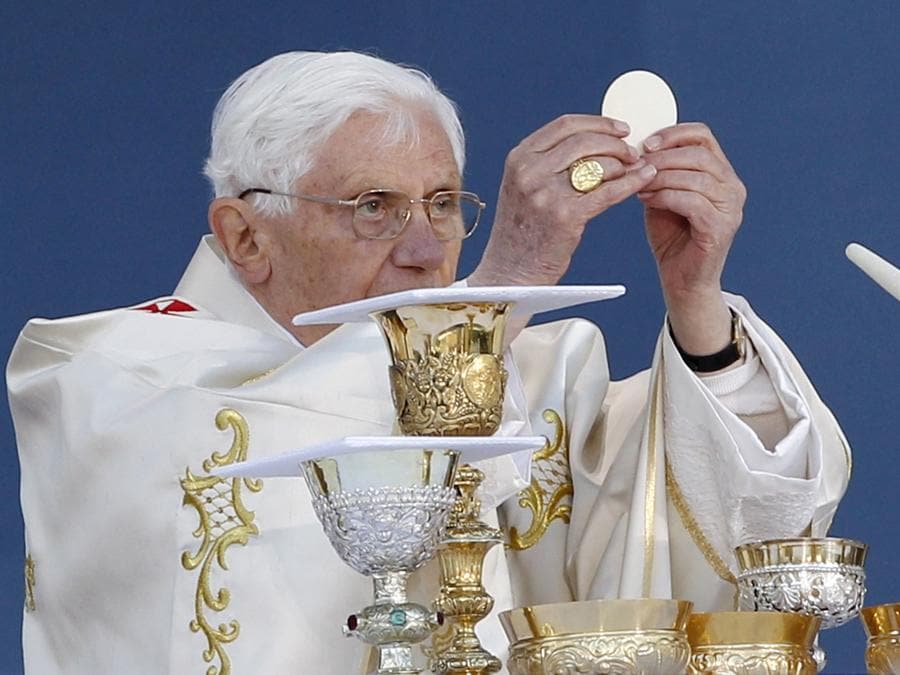 Papa Benedetto XVI guida i fedeli in un servizio eucaristico nella piazza della cattedrale di Erfurt, 24 settembre 2011. (Reuters/Max Rossi)