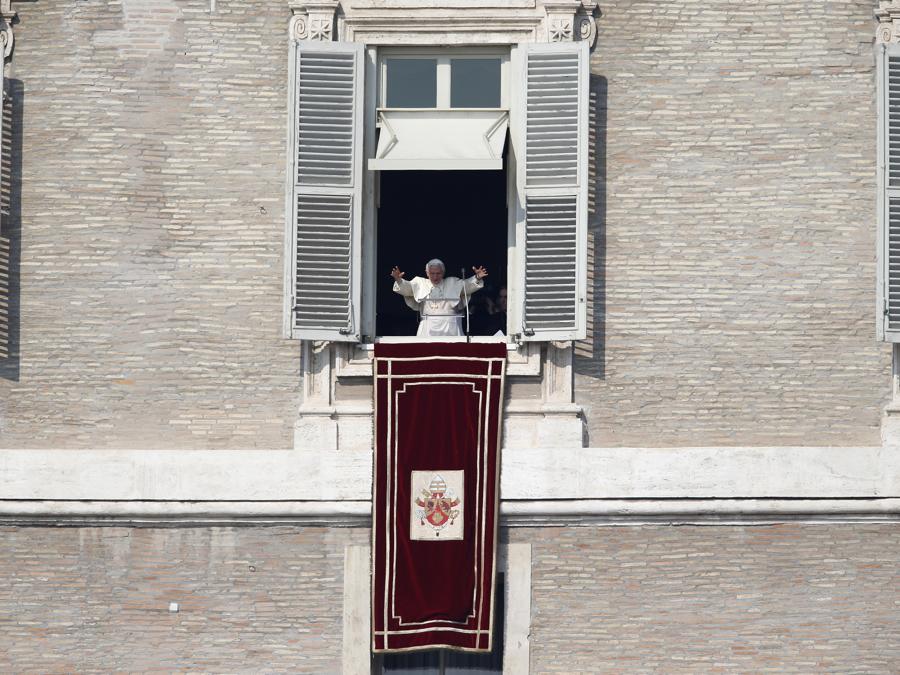 Papa Benedetto XVI guida la preghiera dell’Angelus domenicale in Piazza San Pietro in Vaticano il 17 febbraio 2013. Papa Benedetto, parlando davanti a una folla più numerosa del solito nel suo penultimo discorso domenicale, ha chiesto ai fedeli di pregare per lui e per il prossimo Papa. (Reuters/Tony Gentile)