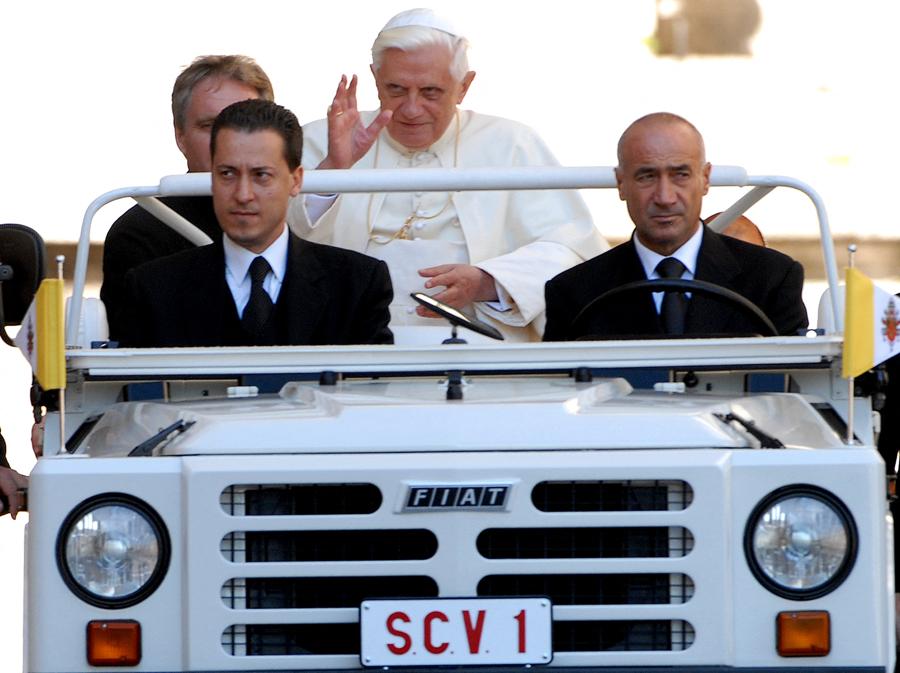 Il maggiordomo di Papa Benedetto XVI Paolo Gabriele (a sinistra) con il papa in Piazza San Pietro in Vaticano. La polizia vaticana ha arrestato Paolo Gabriele il 25 maggio 2012 in Vaticano, secondo quanto riferito il maggiordomo del Papa con l’accusa di aver fatto trapelare ai giornali documenti riservati e lettere dallo studio privato del pontefice. Il Vaticano, coinvolto da mesi in uno scandalo per la fuga di carte segrete, ha dichiarato che la sua polizia ha trattenuto Paolo Gabriele in possesso di documenti riservati.  (Reuters/Foto di Eric Vandeville/Abacapress.com)