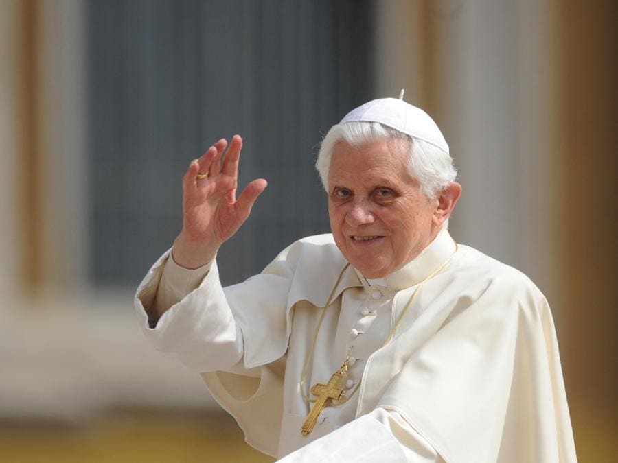 Papa Benedetto XVI ha tenuto l’udienza generale settimanale in piazza San Pietro in Vaticano, il 21 aprile 2010. Ha promesso che la Chiesa cattolica avrebbe agito per affrontare lo scandalo degli abusi sessuali del clero, facendo i suoi primi commenti pubblici sulla crisi pochi giorni dopo l’incontro con le vittime. (Reuters/Foto di Eric Vandeville/Abacapress.com)