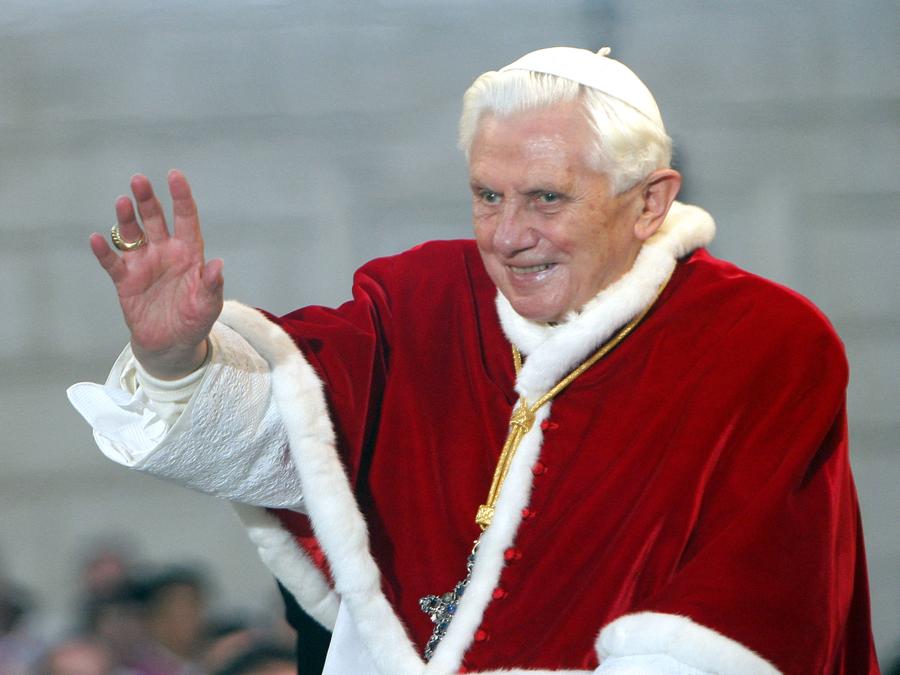 Papa Benedetto XVI saluta dalla sua papamobile mentre arriva per la tradizionale preghiera per celebrare l’Immacolata Concezione, a Roma, in Italia, l’8 dicembre 2010. (Reuters/Foto di Eric Vandeville/Abacapress.com)