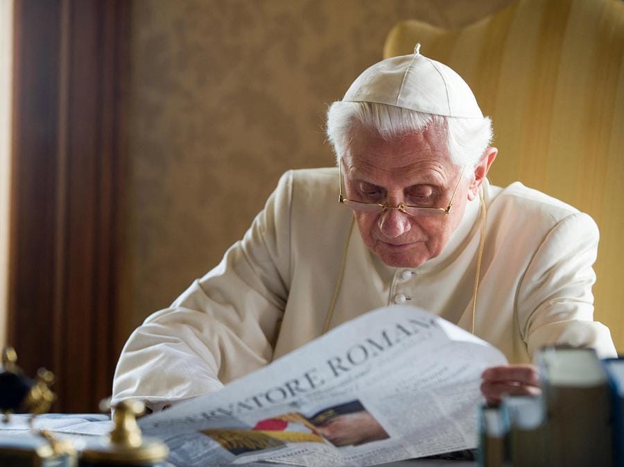 Papa Benedetto XVI sta leggendo il quotidiano L’Osservatore Romano nella residenza estiva dei pontefici a Castel Gandolfo, a sud di Roma, in Italia, il 23 luglio 2010, dove sta trascorrendo le sue vacanze. (Reuters / Photo by Abacapress.com)
