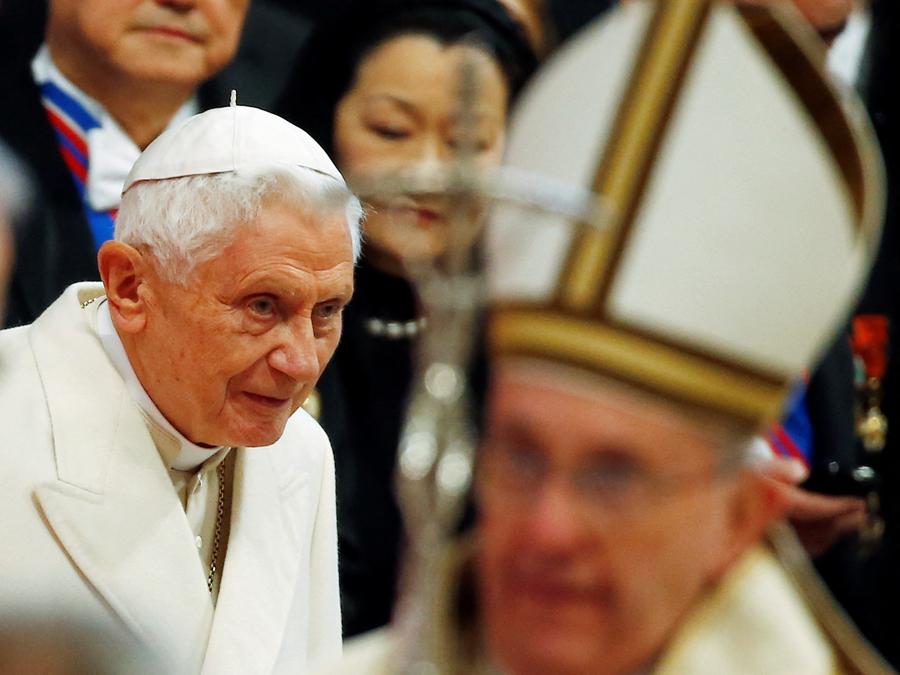 Il Papa emerito Benedetto XVI (a sinistra) assiste all’arrivo di Papa Francesco per la messa per creare 20 nuovi cardinali durante una cerimonia nella Basilica di San Pietro in Vaticano il 14 febbraio 2015. (Reuters/Tony Gentile)