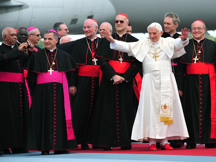 In questa foto d’archivio scattata il 27 marzo 2012, Papa Benedetto XVI gesticola all’arrivo all’aeroporto internazionale Jose Martí dell’Avana, Cuba. (Photo by Alberto Pizzoli / Afp)