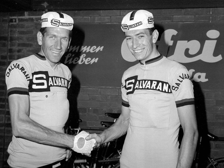 Tour de France 1965, nella foto Vittorio Adorni e Felice Gimondi si stringono la mano(credit: IPP)