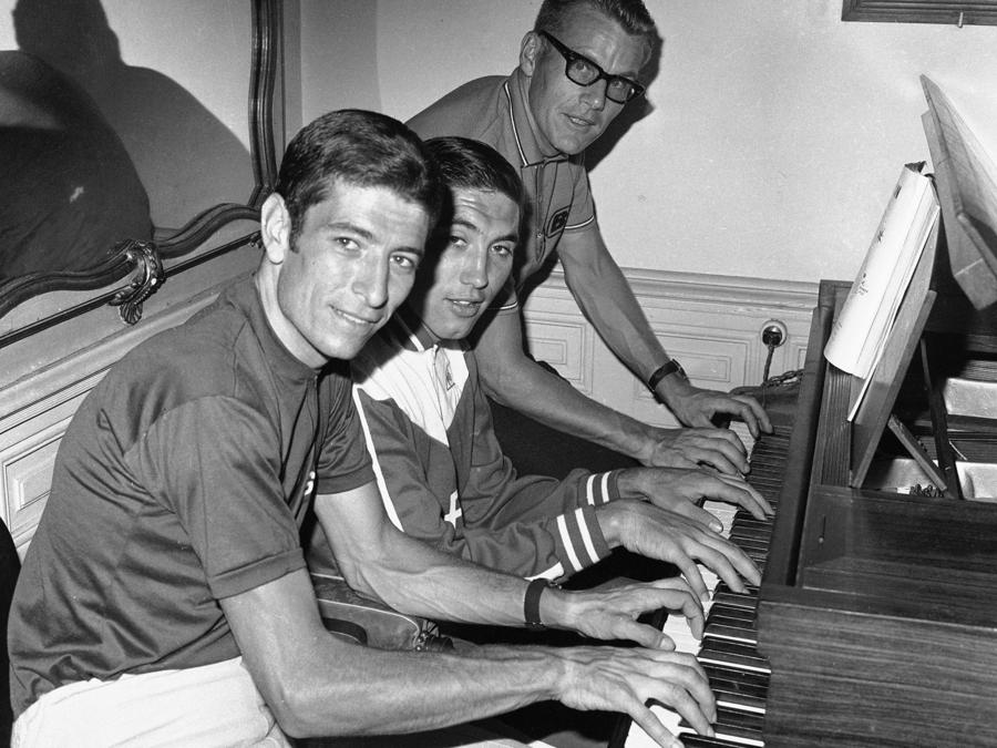Tour de France 1969, nella foto Felice Gimondi, Eddy Merckx e Jan Janssen suonano il piano(credit: IPP)