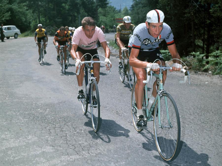 Giro d'Italia, ventesima tappa Cortina d’Ampezzo – Trento: nella foto Felice Gimondi precede la maglia rosa Jacques Anquetil (credit: IPP)