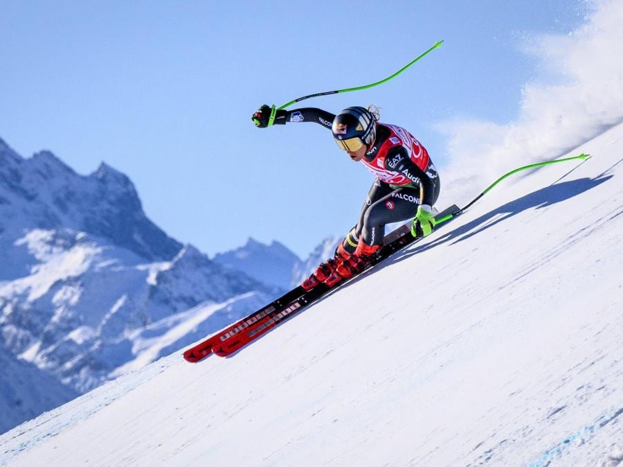 Sofia Goggia mentre gareggia a St. Moritz. (EPA/JEAN-CHRISTOPHE BOTT)