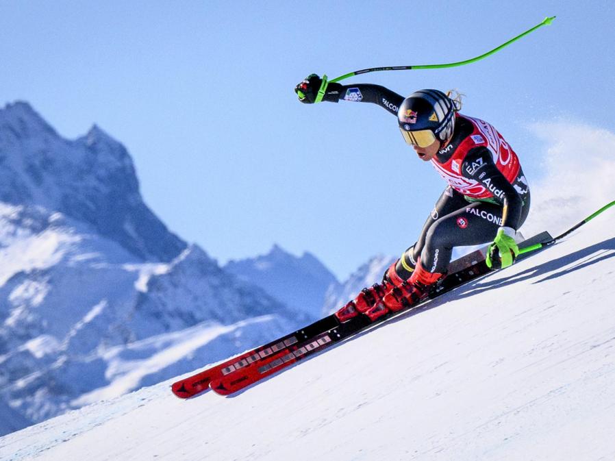Sofia Goggia mentre gareggia a St. Moritz. (EPA/JEAN-CHRISTOPHE BOTT)