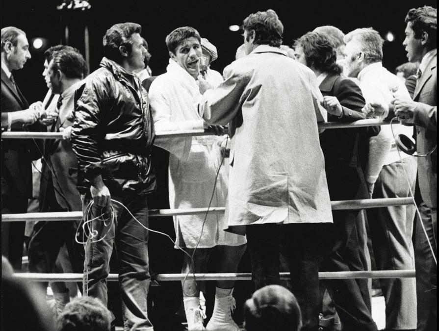 Il pugile italiano Nino Benvenuti, deluso e sconfitto, risponde ai giornalisti al termine del match di ritorno con Carlos Manzon. La partita si conclude con la gettata della spugna da parte del suo allenatore, Bruno Amaduzzi. Monte Carlo (Principato di Monaco), 8 aprile, 1971. Photo Angelo Deligio ©MP/Portfolio/Leemage (Photo by leemage / Leemage via AFP)
