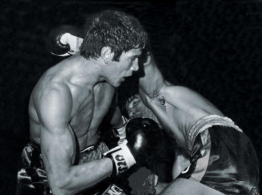 Carlos Monzon combatte contro Nino Benvenuti durante la lotta per il titolo mondiale dei pesi medi al Palazzo dello Sport il 7 novembre 1970 a Roma, Italia. (Photo by El Grafico/Getty Images)