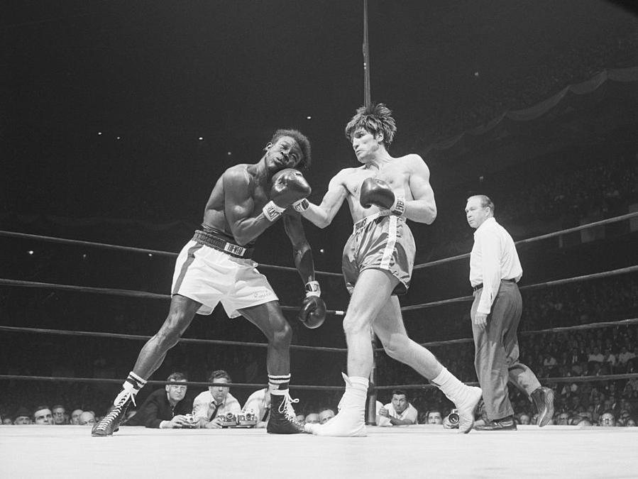 L’italiano Nino Benvenuti (destra) ottiene un solido diritto alla testa del campione dei pesi medi Emile Griffith durante il loro incontro per il titolo al Madison Square Garden il 7 aprile 1967. (Gettyimages)
