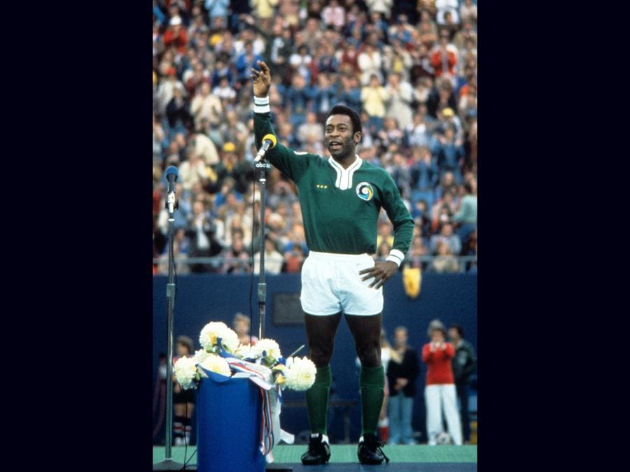 New York 1976 l’ultima partita di Pelè, l’amichevole Cosmos-Santos. Pelè saluta i tifosi e annuncia il suo addio al calcio giocato (Ipp) 