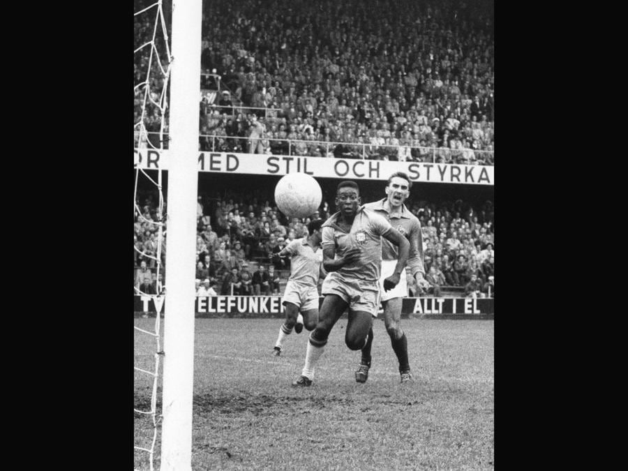 Il giovane attaccante brasiliano Pelé (davanti) insegue la palla verso la porta francese. La squadra brasiliana ha sconfitto la Francia 5-2 nella semifinale dei Mondiali di calcio a Stoccolma, in Svezia, il 24 giugno 1958. (Picture-Alliance via Afp)