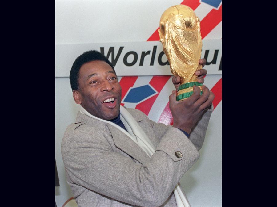 Il più grande calciatore di sempre, Edson Arantes do Nascimento, meglio conosciuto come “Pelé”, tiene in mano il World Cup Trophy il 07 dicembre 1991 a New York, durante un’esibizione. (Helayne Seidman/Afp)