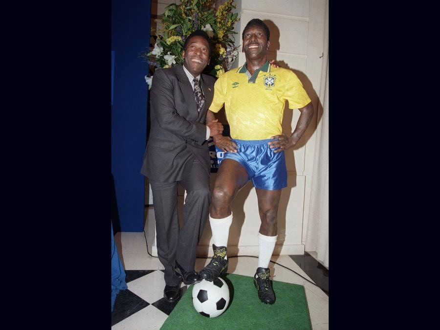 Pelé posa il 25 marzo 1996 con la sua controfigura di cera durante una campagna pubblicitaria a Versailles vicino a Parigi (Pascal Pavani/Afp)