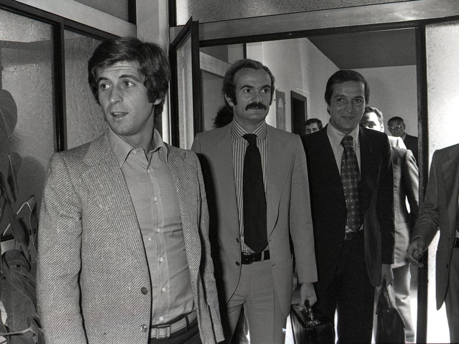 Gianni Rivera (S) e Sandro Mazzola (C) in una foto del 30 settembre 1975. Ansa