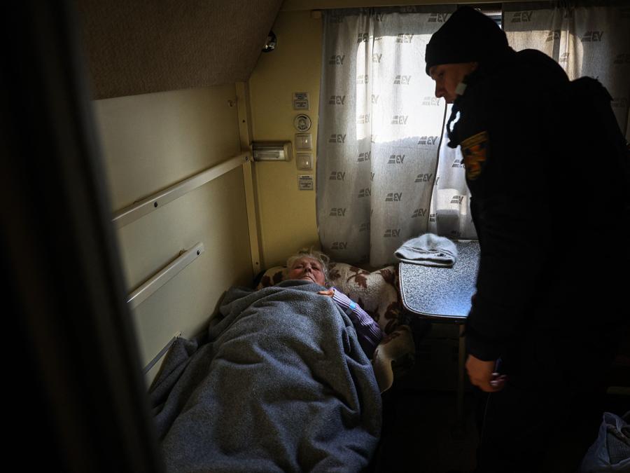 Evacuazione della popolazione da Pokrovsk, nella regione del  Donetsk. (Photo by Anatolii Stepanov / AFP)