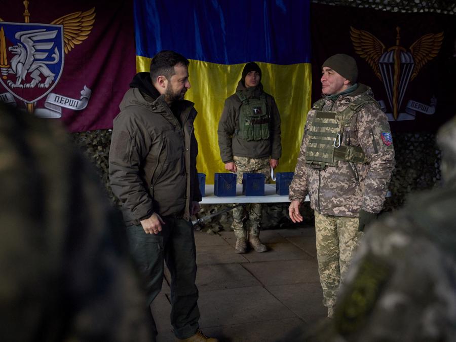Visita del presidente Volodymyr Zelenskiy sul fronte del  Donetsk . (Ukrainian Presidential Press Service/Handout via REUTERS)