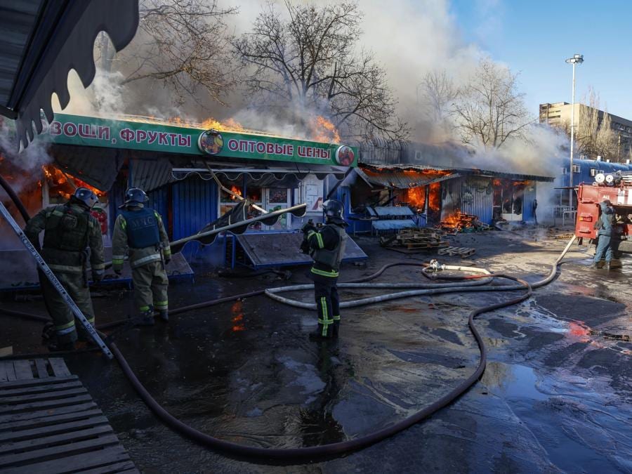 Bombardamenti a  Donetsk (EPA/Sergei Ilnitsky)