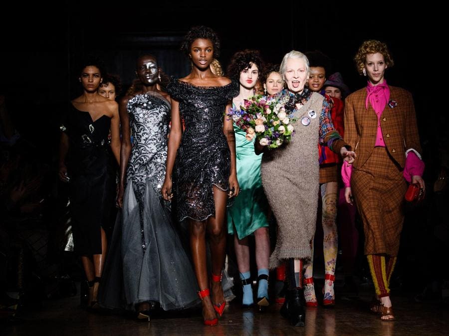 In questa foto d’archivio scattata il 21 febbraio 2016, la stilista britannica Vivienne Westwood è in piedi con le modelle durante il finale della sua sfilata alla London Fashion Week Autunno/Inverno 2016 a Londra. (Photo by LEON NEAL / AFP)