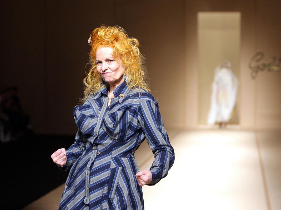 1° ottobre 2007 la stilista britannica Vivienne Westwood ringrazia il pubblico alla fine della sfilata della collezione prêt-à-porter Primavera/Estate 2008 a Parigi. (Photo by PIERRE VERDY / AFP)