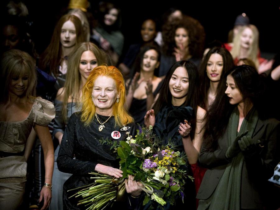 21 febbraio 2009 la stilista Vivienne Westwood riceve un bouquet dopo la sua sfilata di moda della collezione Red Label, parte della collezione Autunno/Inverno 2009, il secondo giorno della London Fashion Week. (Photo by BEN STANSALL / AFP)