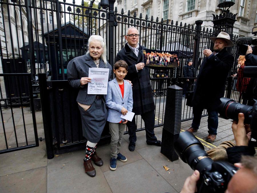 26 ottobre 2017 la stilista britannica Vivienne Westwood, suo figlio Joe Corre (destra) e Oliver Simpson di nove anni che ha scritto al Primo Ministro fuori da Downing Street con la sua lettera a Londra. (Photo by Tolga Akmen / AFP)