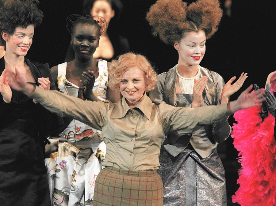 14 marzo 1997, la stilista britannica Vivienne Westwood riceve gli applausi a Parigi alla fine della sua collezione prêt-à-porter Autunno/Inverno 1997/98 ispirata a Mary Queen of Scots.. (Photo by Eric Feferberg / AFP)