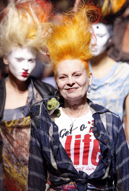 2 ottobre 2009, la stilista britannica Vivienne Westwood ringrazia il pubblico al termine della sua sfilata di prêt-à-porter Primavera-Estate 2010 a Parigi. (Photo by PATRICK KOVARIK / AFP)