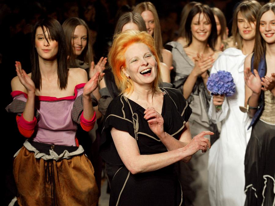7 ottobre 2002, la stilista britannica Vivienne Westwood ringrazia il pubblico dopo la sua sfilata durante le collezioni prêt-à-porter primavera/estate 2003 a Parigi. (Photo by PIERRE VERDY / AFP)