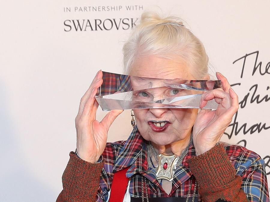 10 dicembre 2018, la stilista britannica Vivienne Westwood posa con il premio per il cambiamento positivo (Positive Change) durante i British Fashion Awards 2018 a Londra. (Photo by Daniel LEAL / AFP)