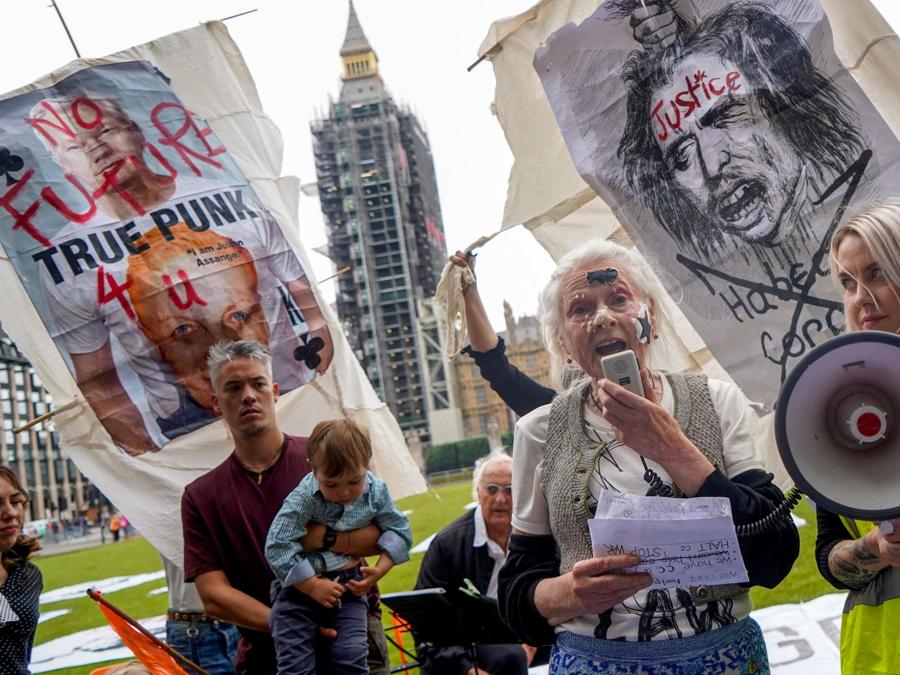 3 luglio 2021, la designer britannica Vivienne Westwood parla dopo aver tagliato una torta di compleanno durante un picnic a Parliament Square, nel centro di Londra, in occasione del 50° compleanno del fondatore di Wikileaks Julian Assange. (Photo by Niklas HALLE'N / AFP)