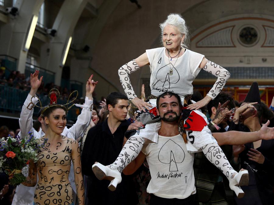 La stilista Vivienne Westwood vdopo la sua sfilata alla London Fashion Week Men’s a Londra, 12 giugno 2017. REUTERS/Neil Hall/File Photo