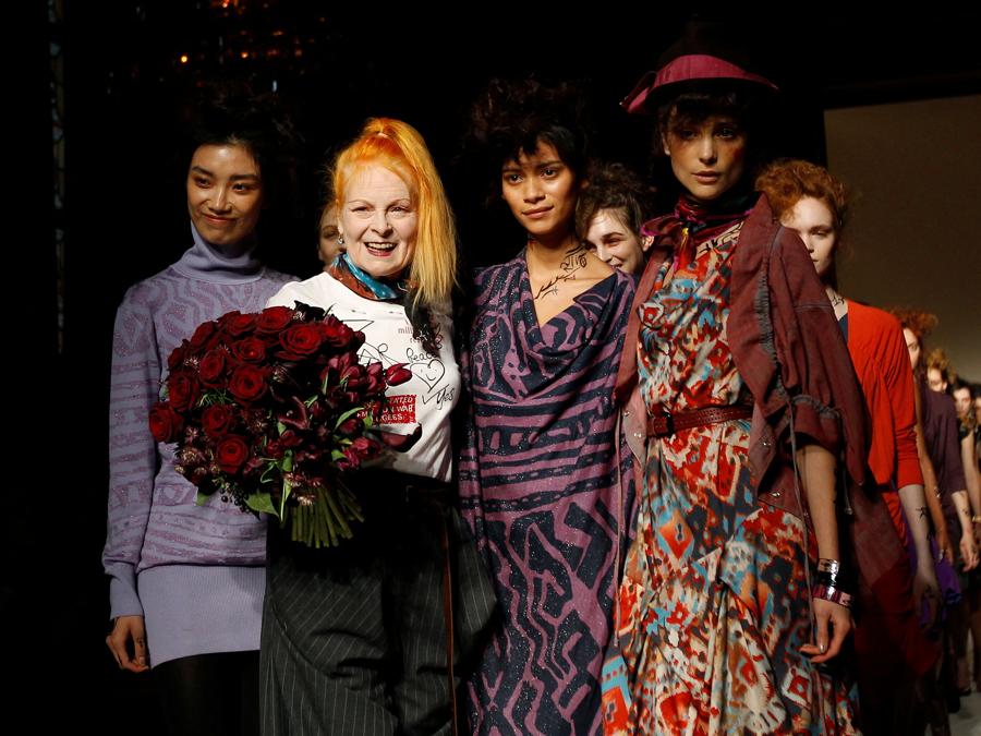 La stilista Vivienne Westwood posa in passerella con le sue modelle dopo la presentazione della sua collezione Vivienne Westwood Red Label Autunno/Inverno 2012 durante la London Fashion Week 19 febbraio 2012. REUTERS/Suzanne Plunkett/File Photo