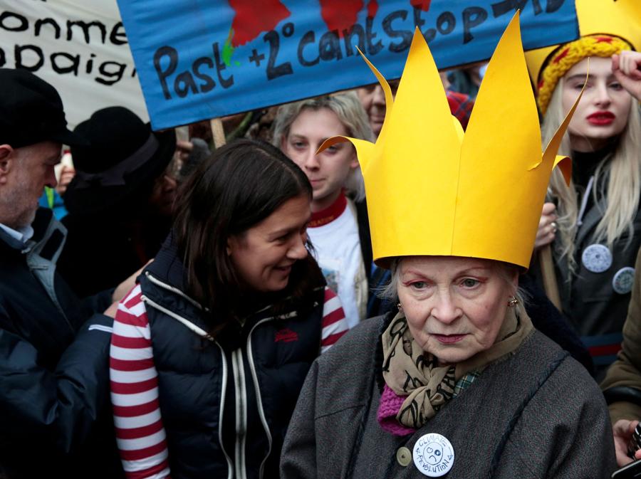 La stilista Vivienne Westwood (destra) partecipa a un raduno tenutosi il giorno prima dell’inizio del Vertice sui cambiamenti climatici di Parigi, a Londra, in Gran Bretagna, il 29 novembre 2015. REUTERS/Suzanne Plunkett/File Photo