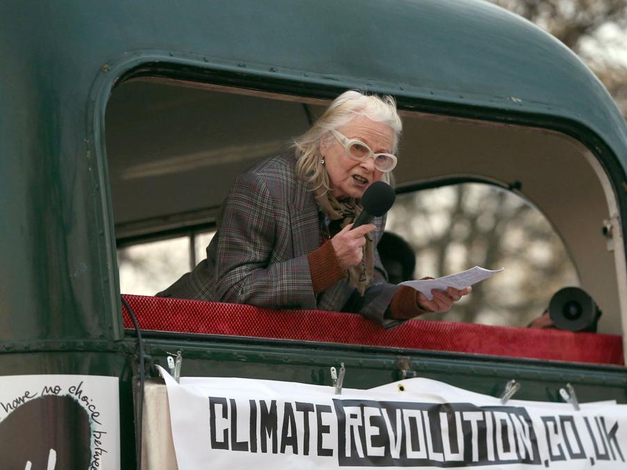 La stilista Vivienne Westwood parla a un evento in cui una collezione di cimeli punk appartenenti a Joe Corre, figlio di Malcolm McLaren, ex manager dei Sex Pistols e Westwood, è stata bruciata su una barca sul Tamigi, a Londra, Gran Bretagna, 26 novembre 2016. REUTERS/Neil Hall/File Photo