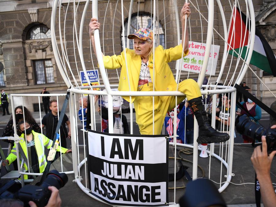 La stilista britannica Vivienne Westwood in una gabbia per protestare contro l’estradizione del fondatore di Wikleaks Julien Assange presso il Tribunale penale centrale comunemente noto come ’The Old Bailey’ a Londra, Gran Bretagna, 21 luglio 2020. EPA/NEIL HALL