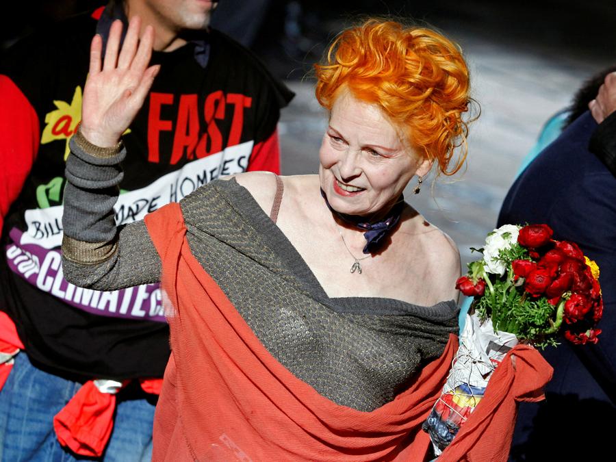 Vivienne Westwood alla fine della sua collezione Uomo Autunno/Inverno 2010/11 durante la Milano Fashion Week 17 gennaio 2010. REUTERS/Alessia Pierdomenico/File Photo