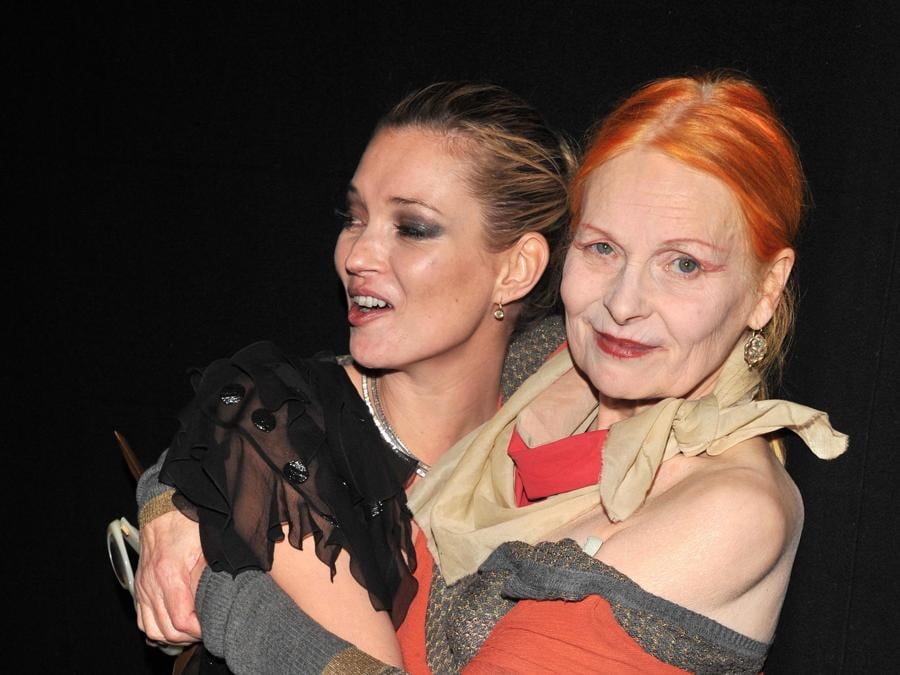 La modella britannica Kate Moss (a sinistra) abbraccia la stilista britannica Vivienne Westwood (a destra) nella sala stampa durante i British Fashion Awards tenuti presso la Royal Courts of Justice nel centro di Londra, Gran Bretagna, 09 dicembre 2009. EPA/DANIEL DEME
