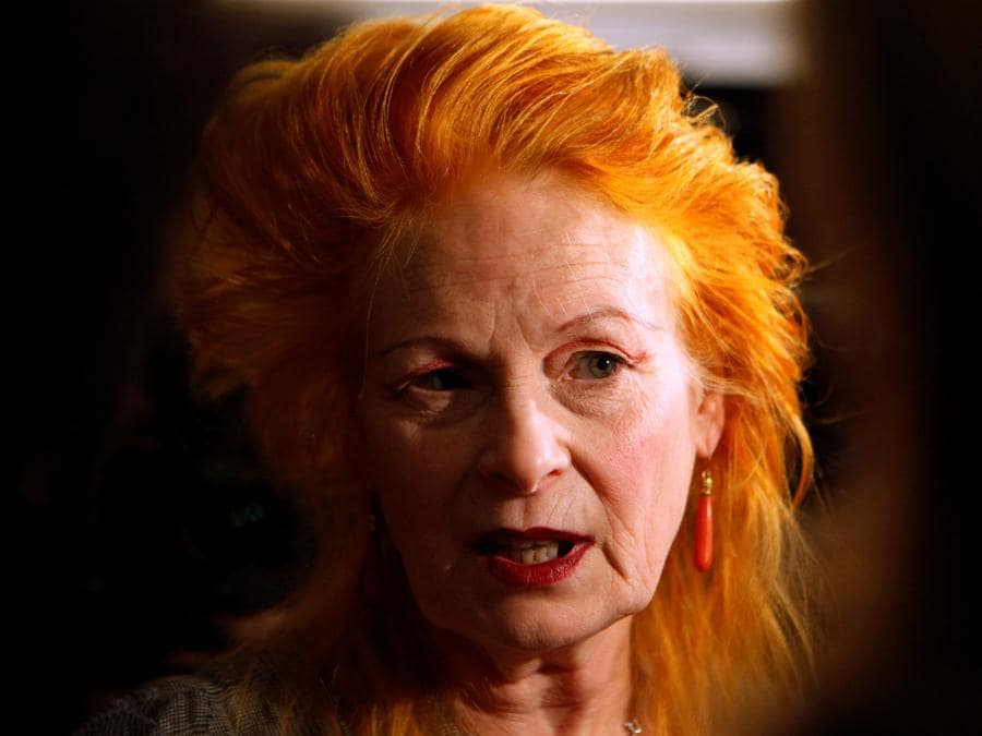 Vivienne Westwood parla con un giornalista prima della presentazione della sua collezione Primavera/Estate 2011 alla London Fashion Week 19 settembre 2010. REUTERS/Suzanne Plunkett/File Photo