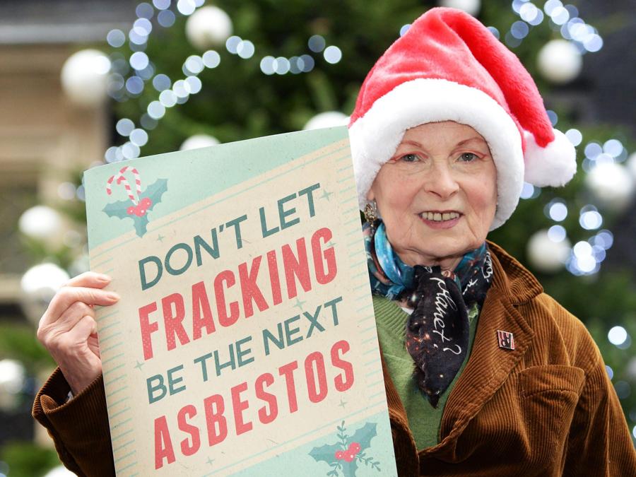 La stilista e attivista britannica Vivienne Westwood consegna un biglietto natalizio al primo ministro britannico David Cameron. Londra, Gran Bretagna, 18 dicembre 2014. EPA/FACUNDO ARRIZABALAGA