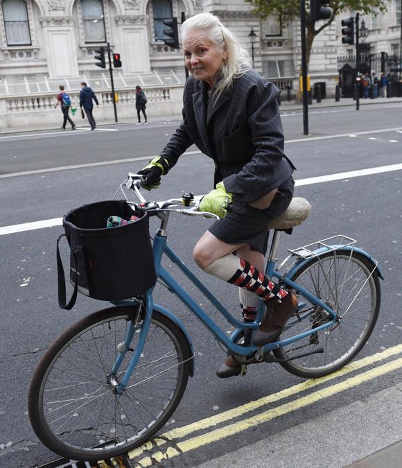La stilista britannica Vivienne Westwood in bicicletta a Londra, 26 ottobre 2017. EPA/FACUNDO ARRIZABALAGA