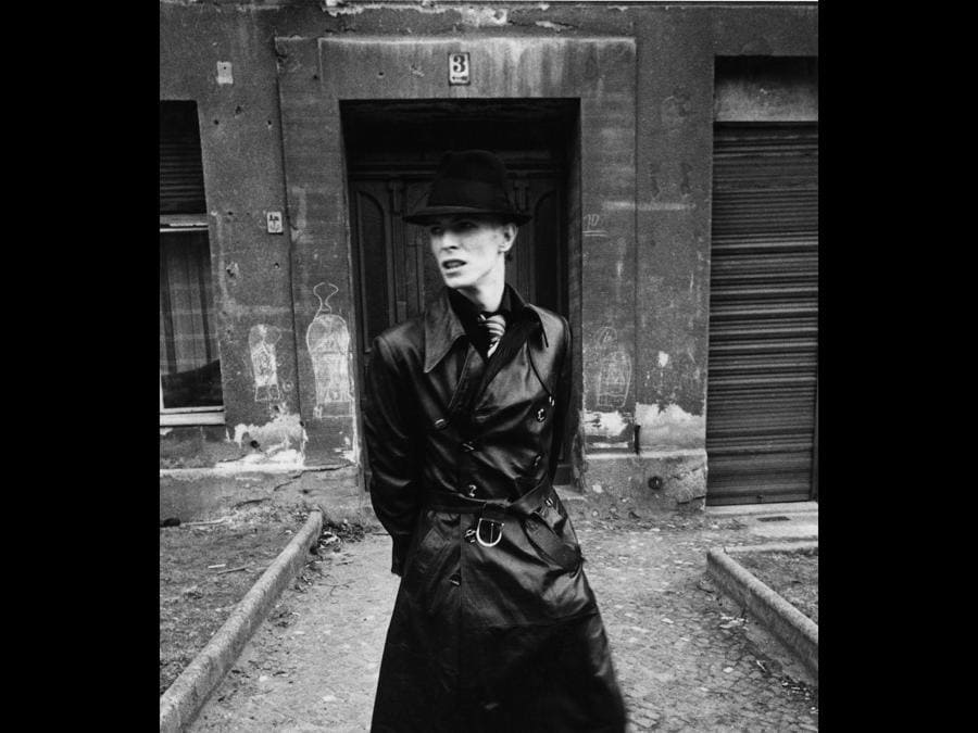 David Bowie vestito con un trench di pelle nera  a Berlino Est, 1976 (Fonte: Andrew Kent)